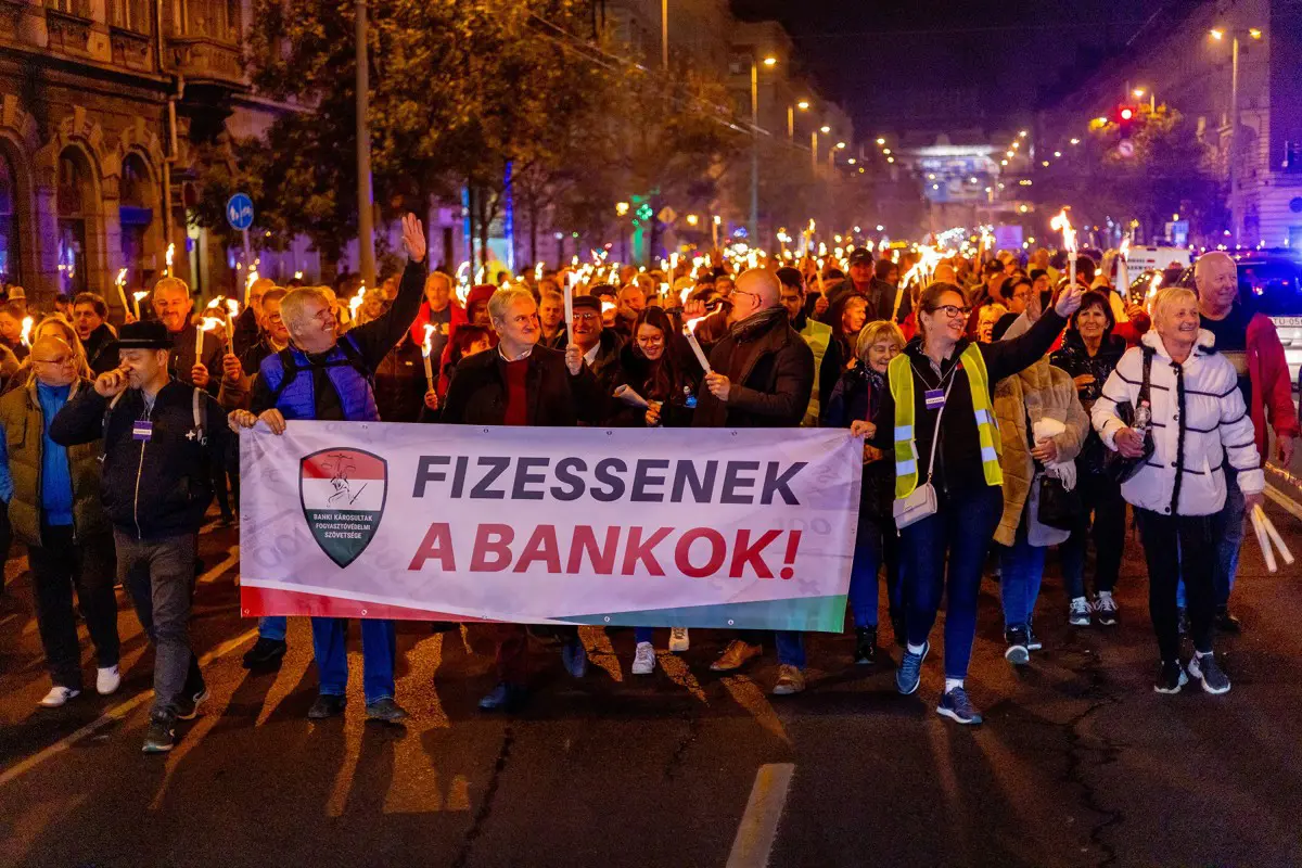 Lángolt a Bank Center előtti tér a devizakárosultak fáklyáitól