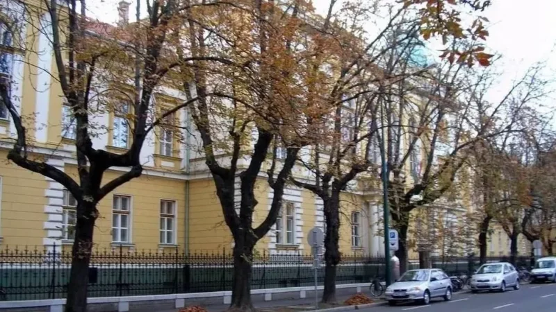 Békéscsabai késelés: még a bíróság se tudja, hol a másodrendű vádlott, így elmaradt a meghallgatás