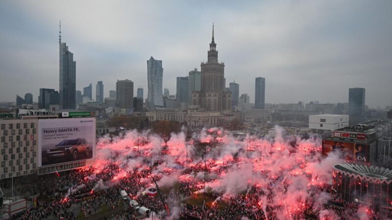 Varsó vörös-fehér tengerben – a Függetlenség Menete 2025-ben