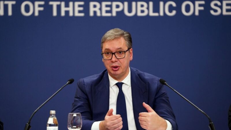 Belgrádban összecsaptak a kormánypárti és az ellenzéki tüntetők – videókkal