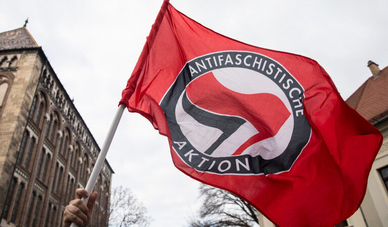 Bíróság elé állnak Németországban a becsület napi támadásokban is részt vevő antifasiszta aktivisták