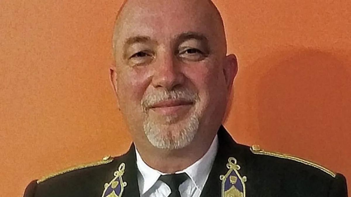 A kötelező sorkatonaság visszaállítását sürgeti Magyar Péter jászsági jelöltje