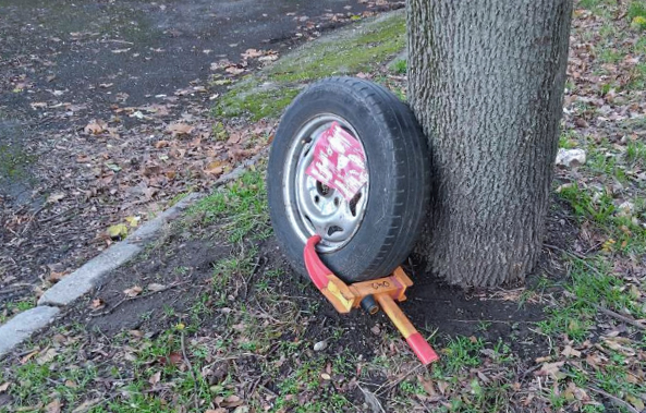 Nem várta meg a köztereseket, leszerelte a lebilincselt kerekét egy autós Óbudán, majd távozott