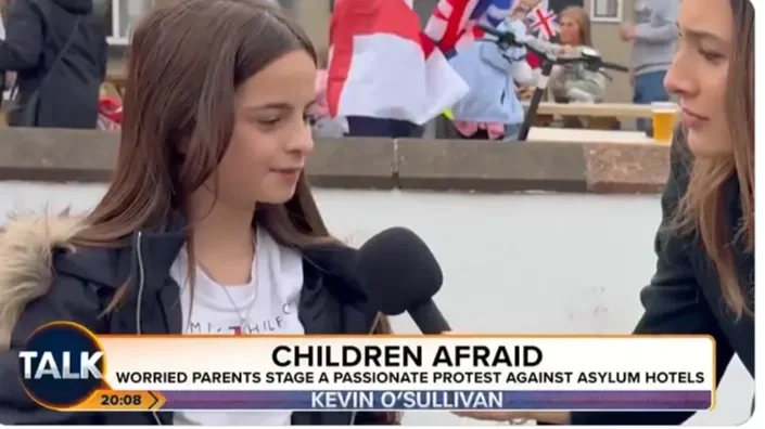 Általános iskolás kislányt fenyegetnek Nagy-Britanniában, amiért részt vett egy hazafias felvonuláson