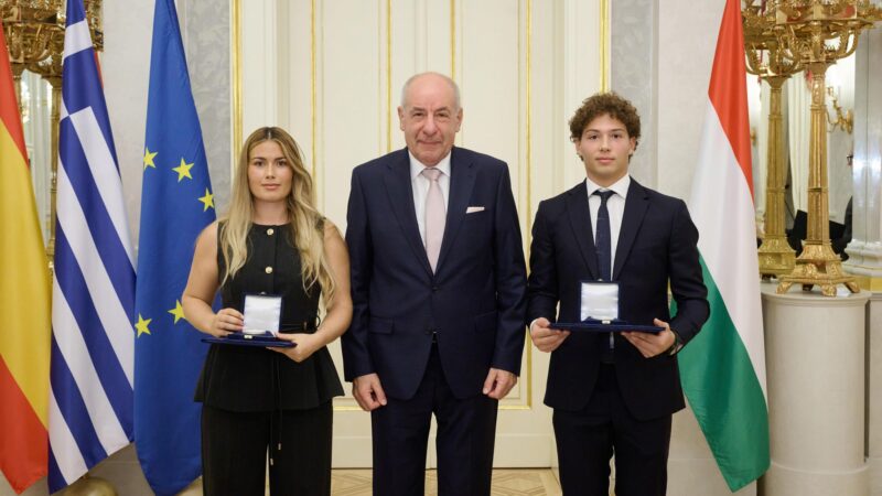 Kitüntették a magyar turistákat a tengerből kimentő görög és spanyol fiatalokat