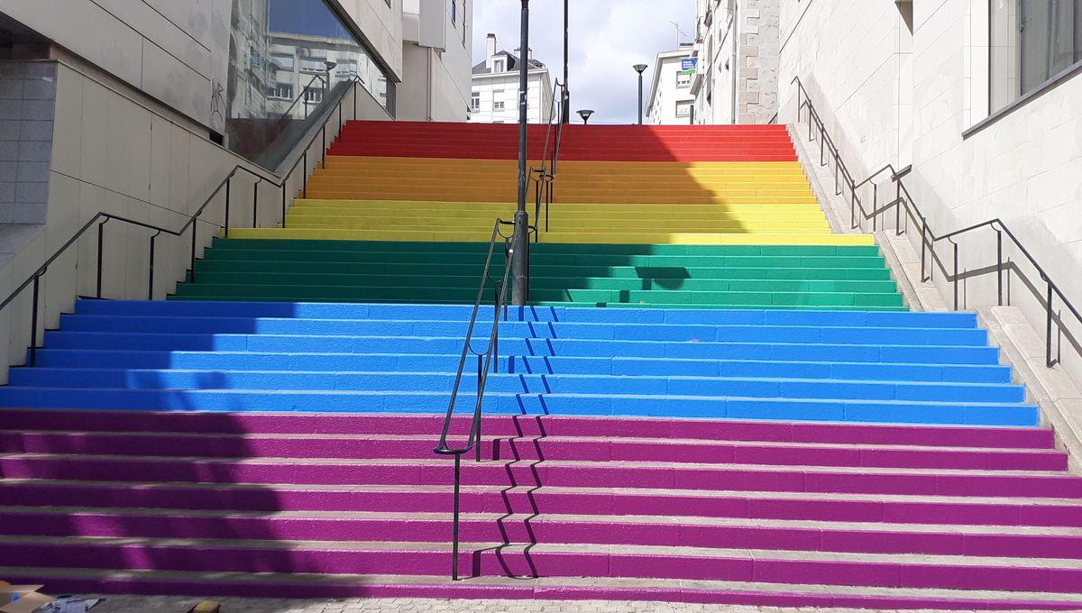 Franciaországban letartóztattak 3 tinédzsert, mert nemzeti színűre akarták festeni a szivárványos lépcsőt