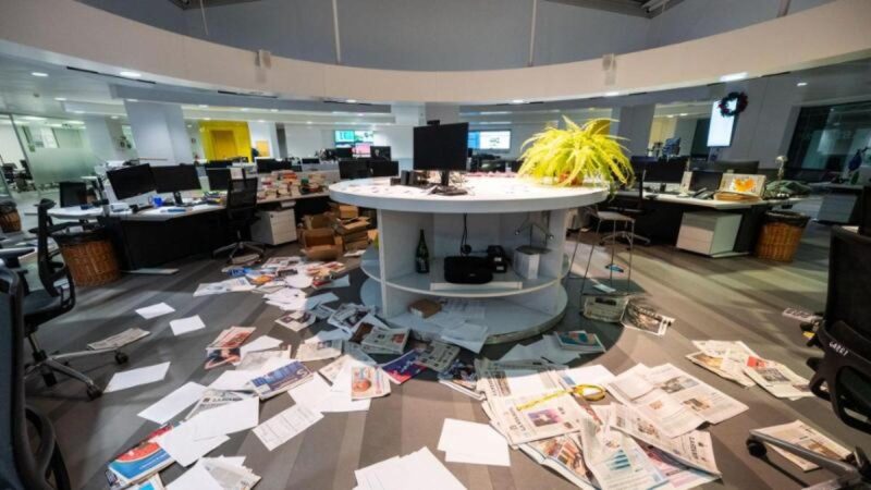 Tüntetők dúltak fel egy olasz szerkesztőséget, a betörők trágyával kenték be a székház ajtaját