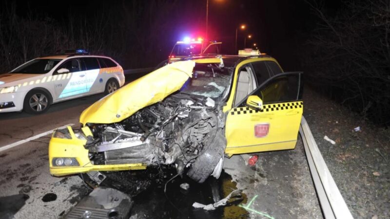 Végleg eltiltották a vezetéstől azt a taxist, aki bekokainozva, 130-cal előzve okozott halálos balesetet a reptérre vezető úton