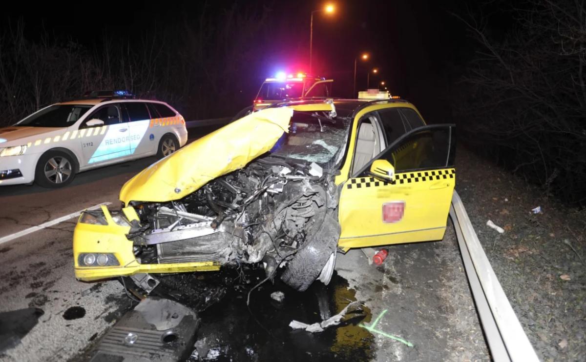 Végleg eltiltották a vezetéstől azt a taxist, aki bekokainozva, 130-cal előzve okozott halálos balesetet a reptérre vezető úton