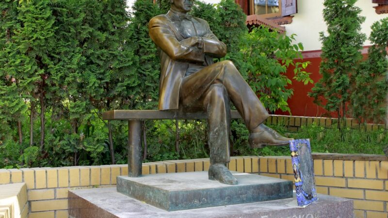 Az ukránok lebontják a kijevi születésű Bulgakov emlékművét is