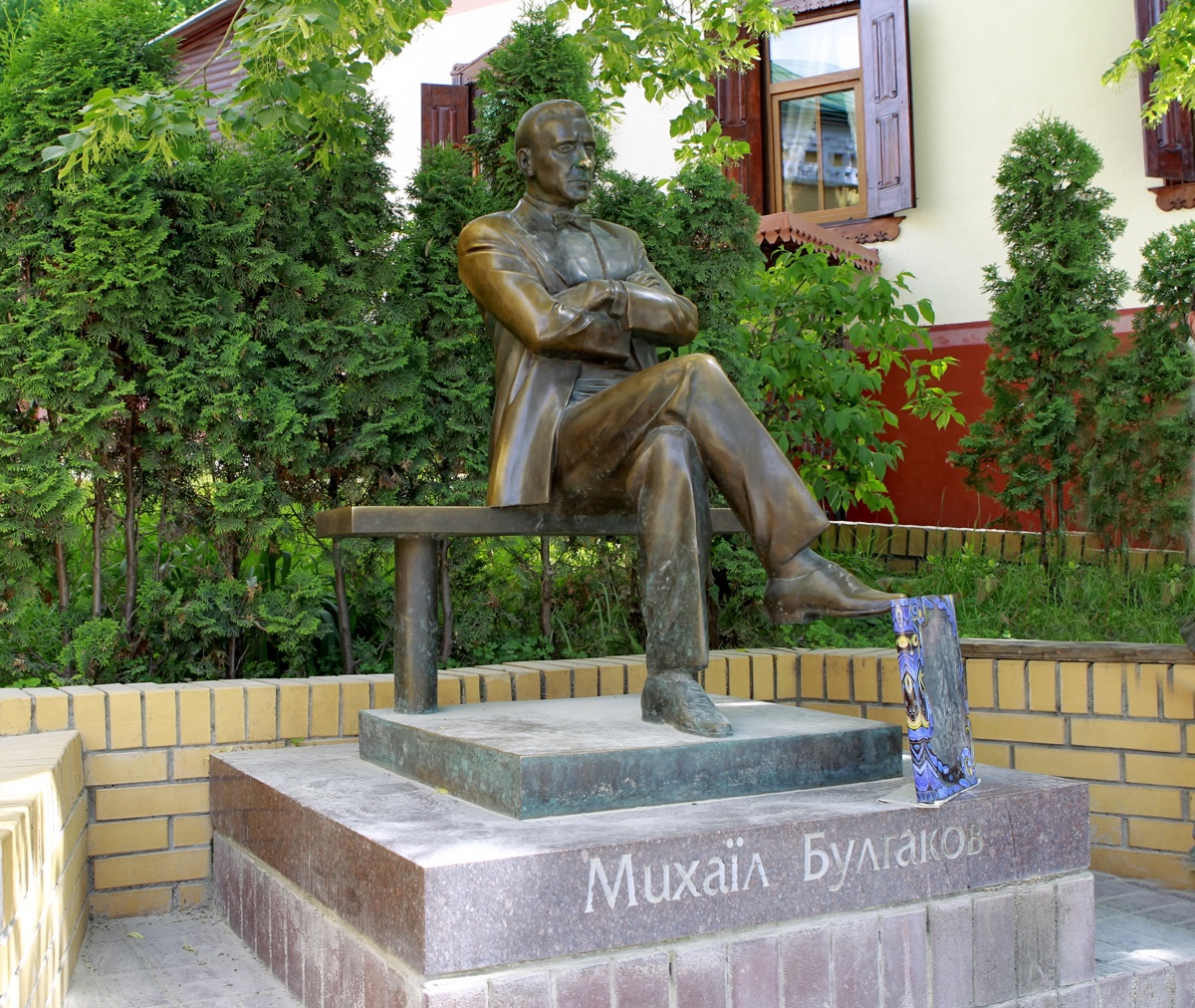 Az ukránok lebontják a kijevi születésű Bulgakov emlékművét is