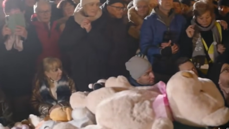 Bütyök a Sándor palota előtt tartott gyermekvédelmi liturgiát