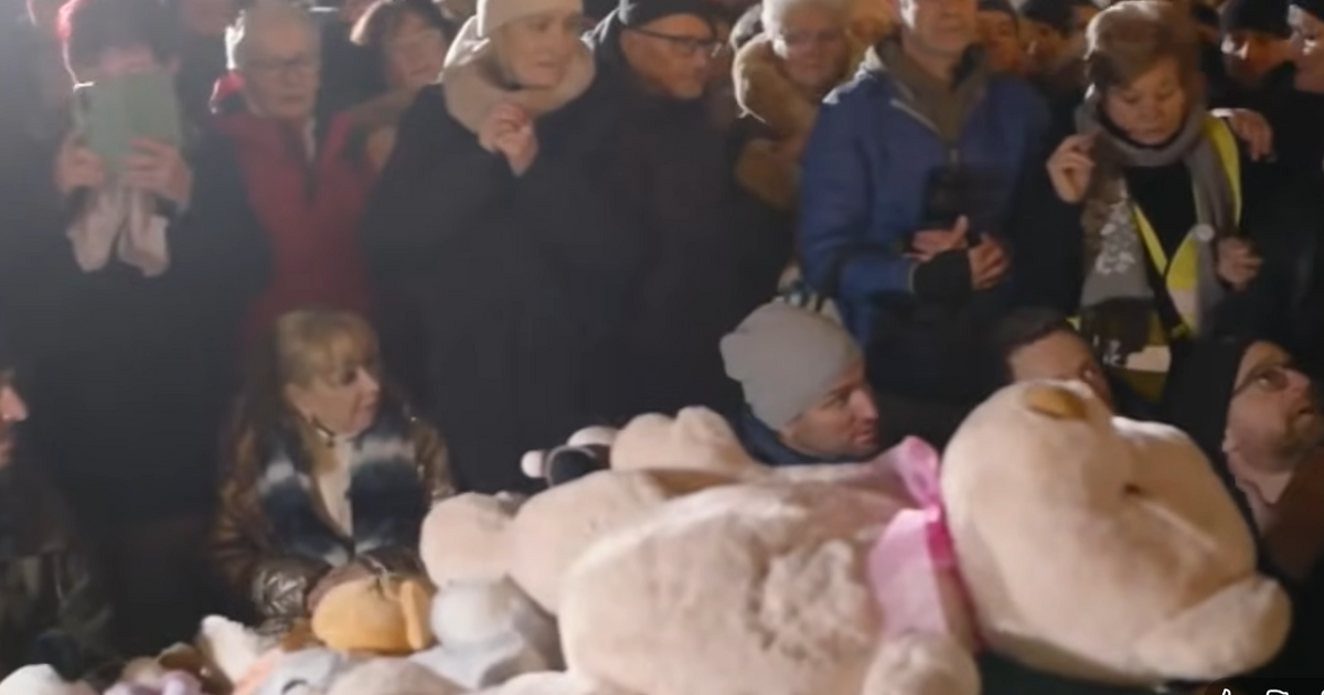 Bütyök a Sándor palota előtt tartott gyermekvédelmi liturgiát