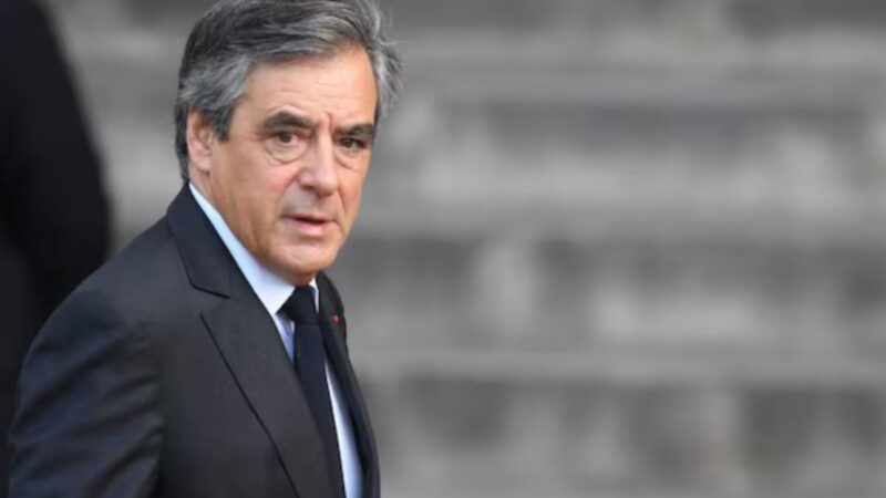 Lemondásra szólította fel Macront a volt francia miniszterelnök