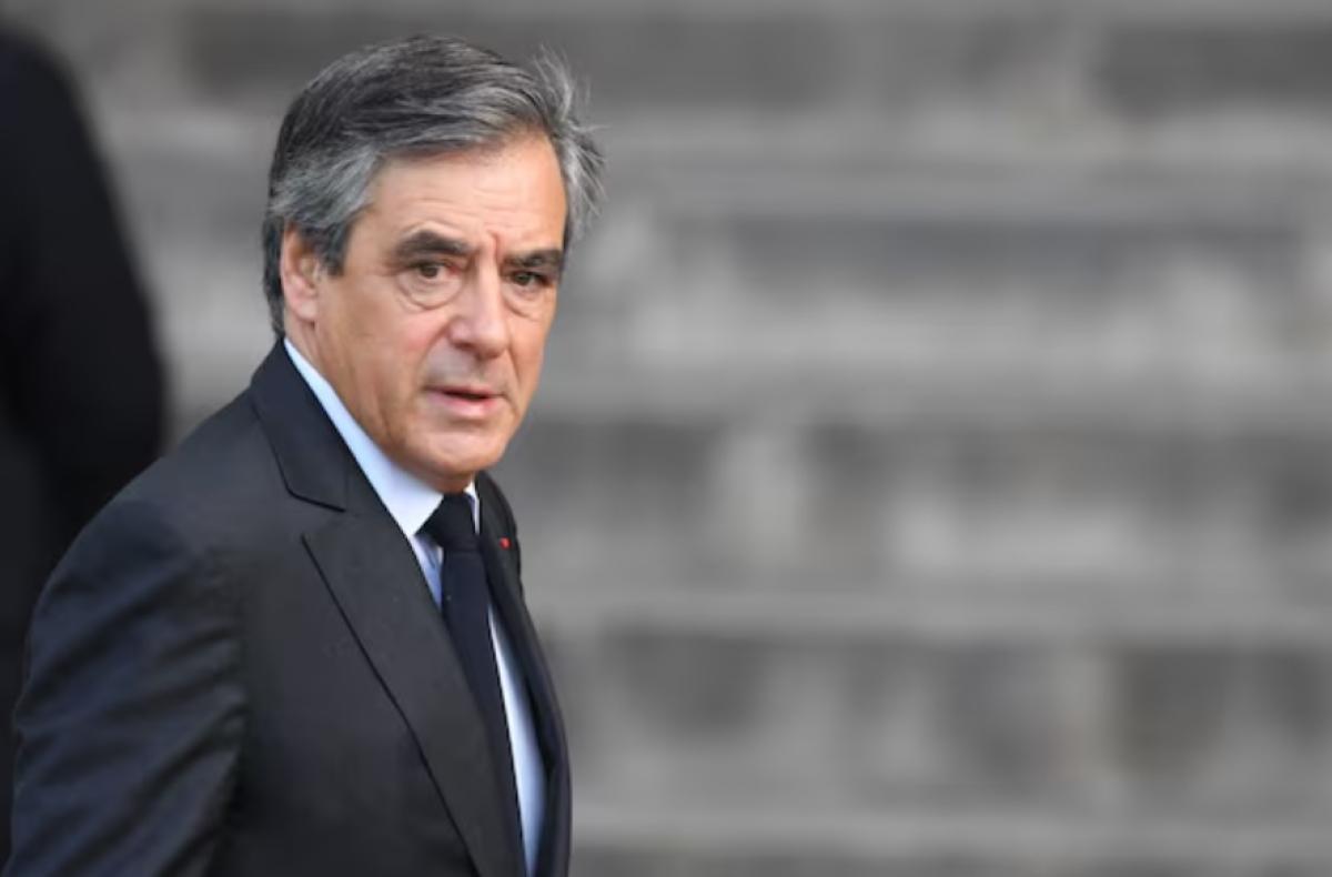 Lemondásra szólította fel Macront a volt francia miniszterelnök