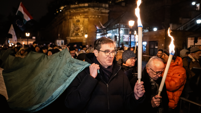 A késő estig húzódó rendkívüli fővárosi közgyűlés után Karácsony Gergely vezetésével tüntetők vonultak a Karmelitához