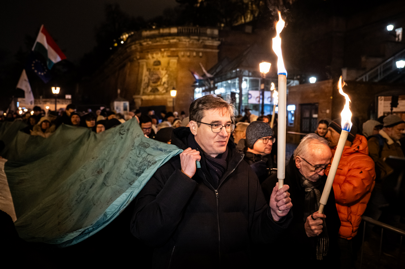 A késő estig húzódó rendkívüli fővárosi közgyűlés után Karácsony Gergely vezetésével tüntetők vonultak a Karmelitához