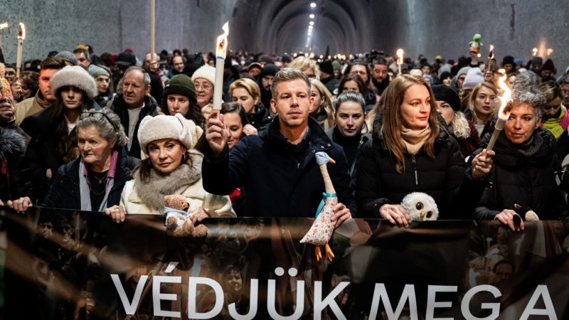 Csendesnek hirdetett menet, vitatott létszámmal: tüntetés a gyermekvédelem ügyében Budapesten