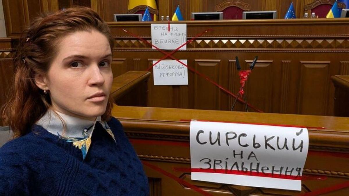 Balhé az ukrán parlamentben: az egyik képviselőnő elállta a Rada pulpitusát, a tiltakozás végül verekedésbe torkollott