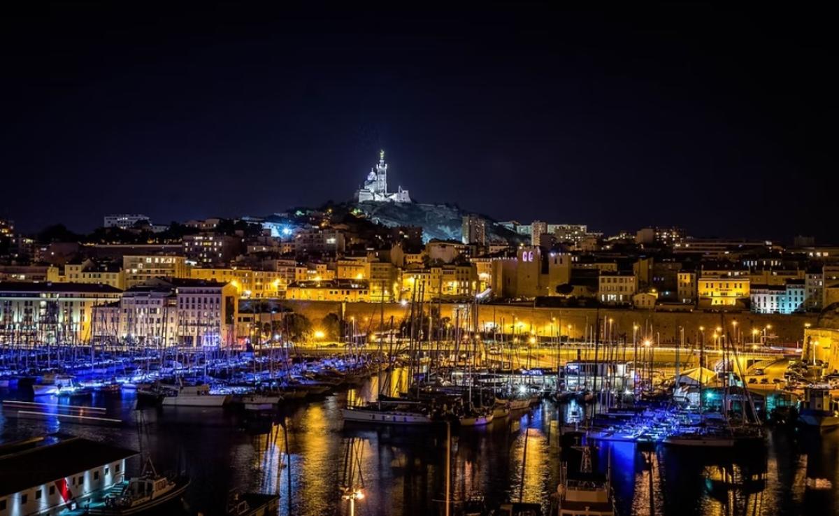 Marseille: három „férfi” gumibottal vert össze egy 18 éves lányt