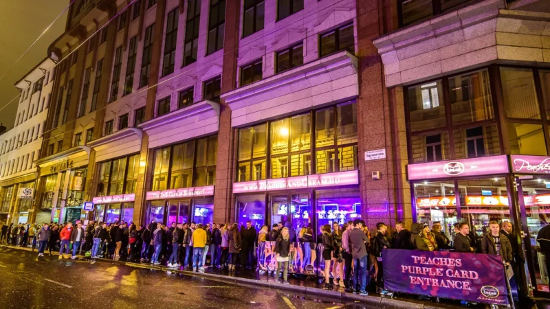 Három fiatal lányt gyanúsítanak a Peaches & Cream nevű szórakozóhely előtti késeléssel