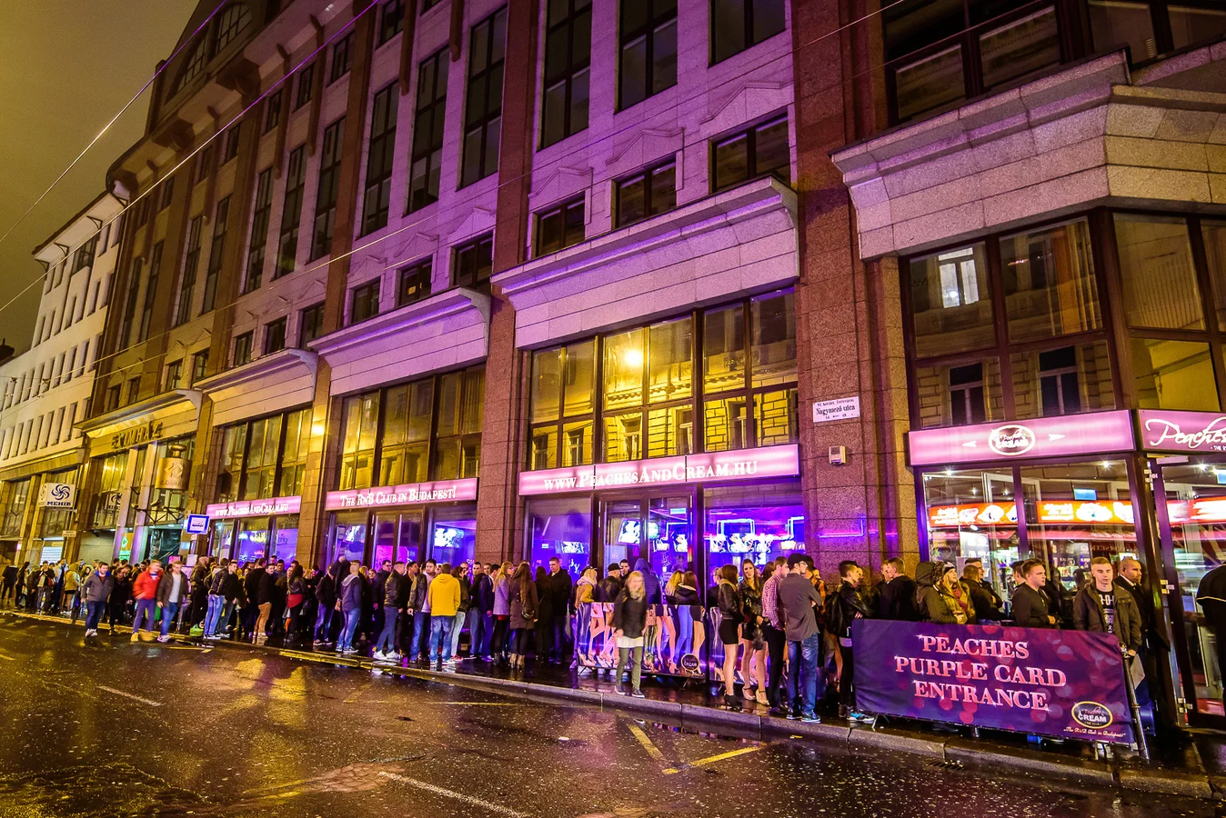 Három fiatal lányt gyanúsítanak a Peaches & Cream nevű szórakozóhely előtti késeléssel