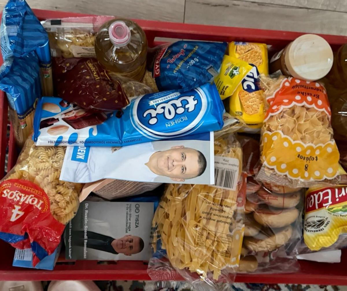 Saját arcképével oszt csomagot Ruszin-Szendi Romulusz