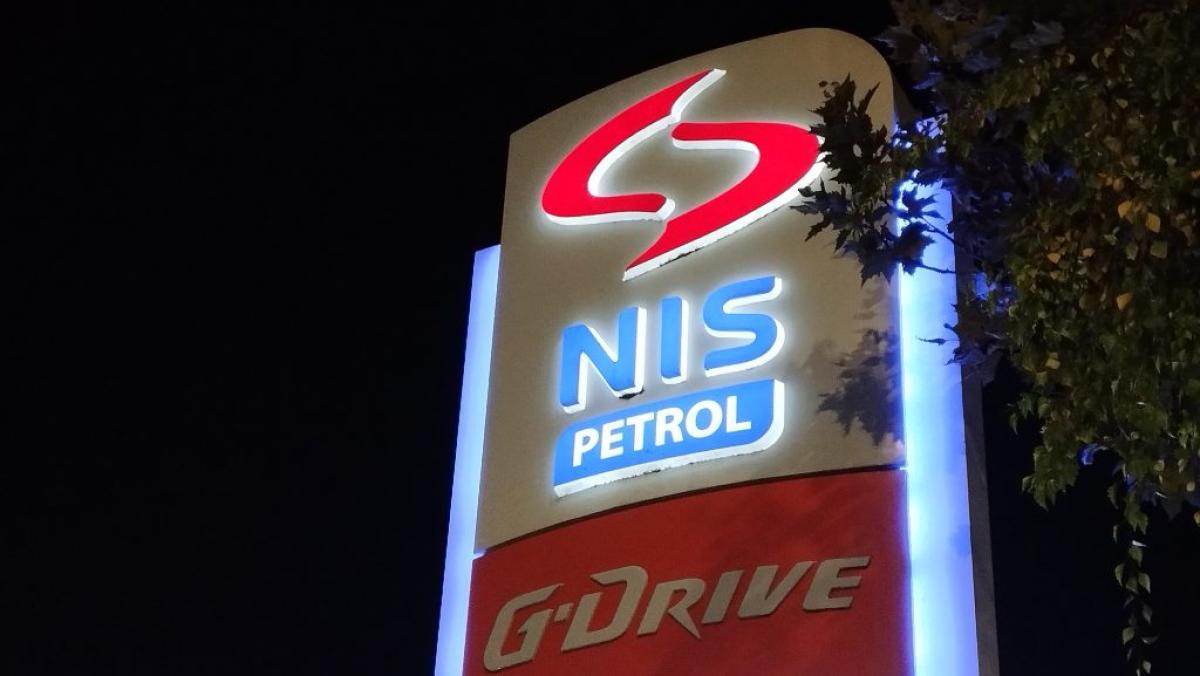 Káosz Szerbiában: Leállt az ország olajfinomítója, torlódás a benzinkutakon, Vucic nyugtat