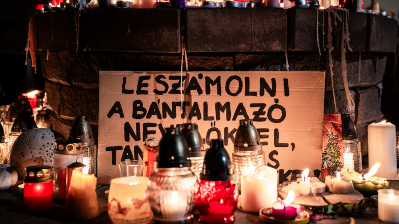 Néma demonstráció és gyertyagyújtás a Szőlő utcai javítóintézet előtt