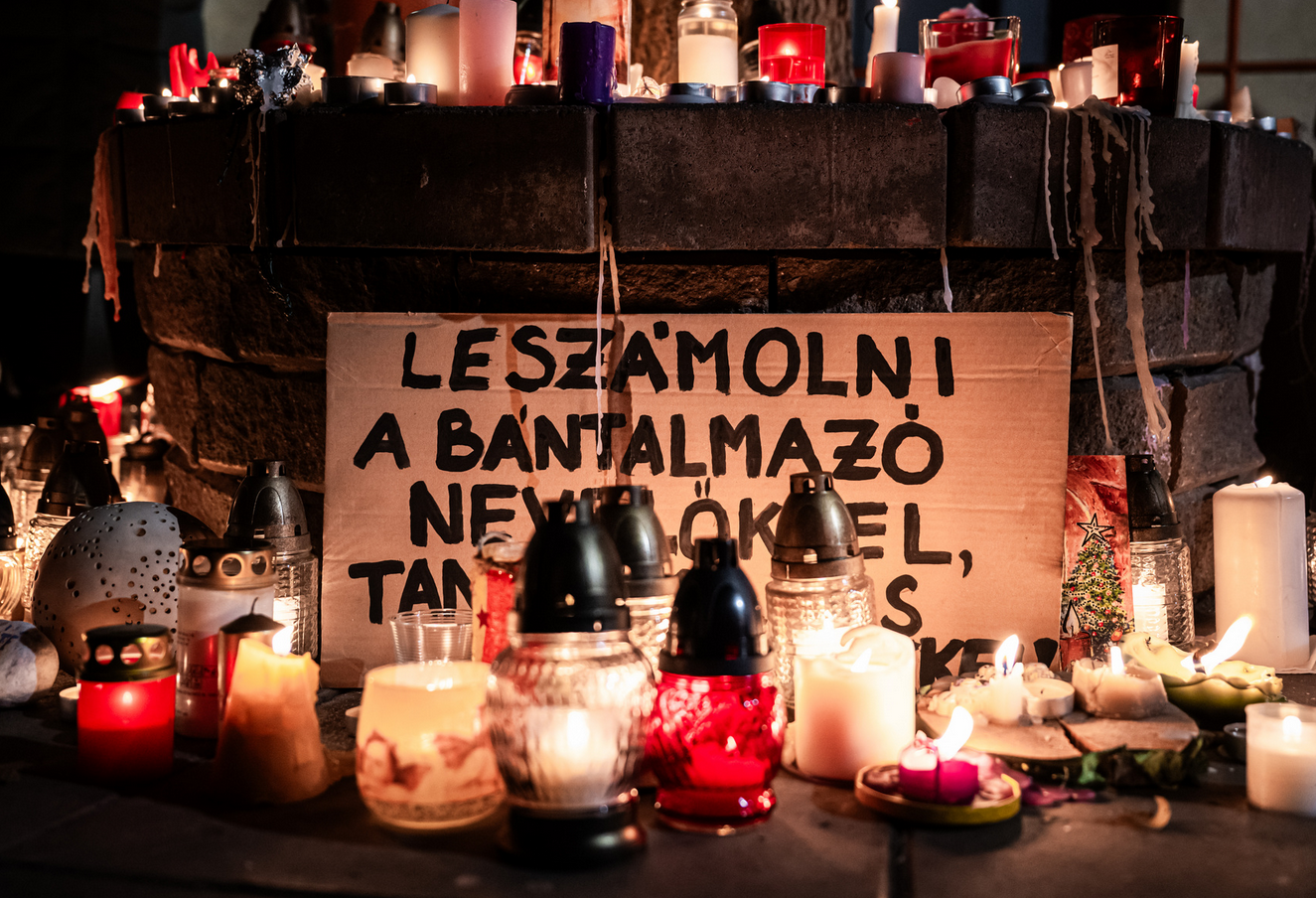 Néma demonstráció és gyertyagyújtás a Szőlő utcai javítóintézet előtt