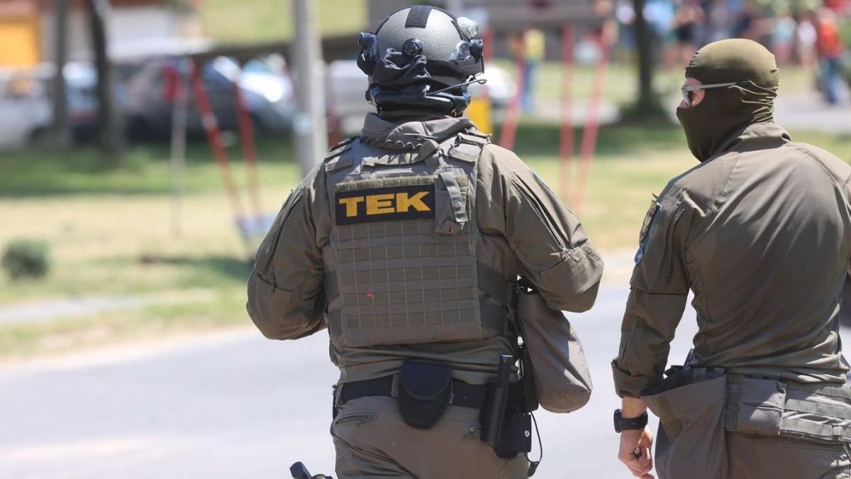 A TEK vonult ki egy 73 éves férfiért és társáért, fegyverarzenálra bukkantak