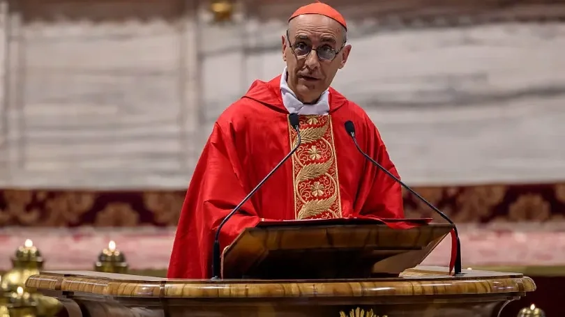 A pornográf könyveiről „elhíresült” bíboros leváltását kérik a pápától