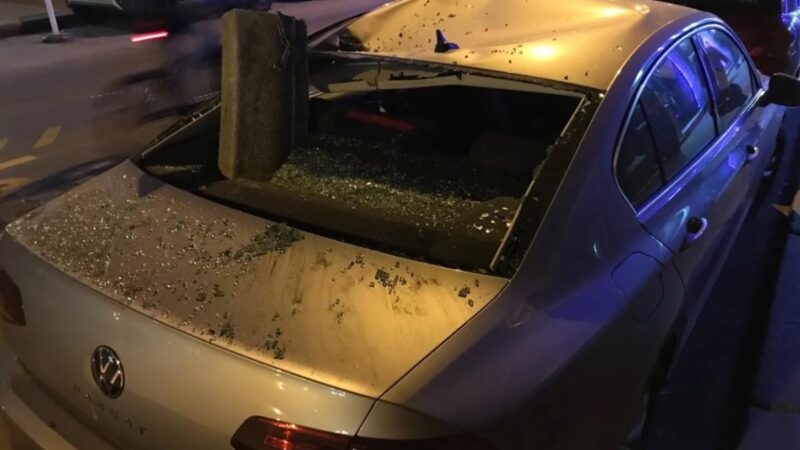 Lezuhant egy kőkorlát darabja egy Dohány utcai házról, belecsapódott egy Volkswagenbe