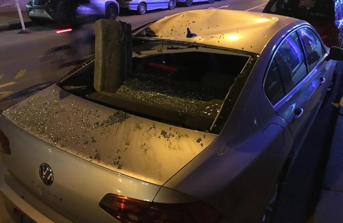 Lezuhant egy kőkorlát darabja egy Dohány utcai házról, belecsapódott egy Volkswagenbe