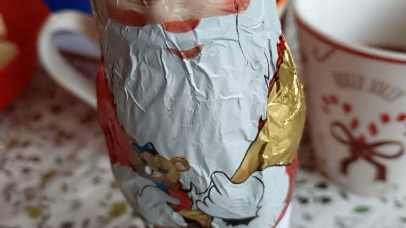 Magyar Péter jelöltje kukacos csokimikulást osztogatott a gyerekeknek Hajdúböszörményben – Román gyártótól származik az édesség