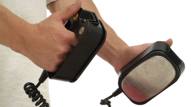 A BKV munkatársa nem adta oda a defibrillátort egy életmentéshez