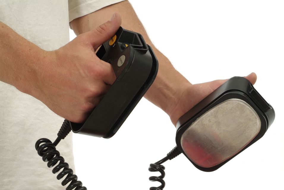 A BKV munkatársa nem adta oda a defibrillátort egy életmentéshez