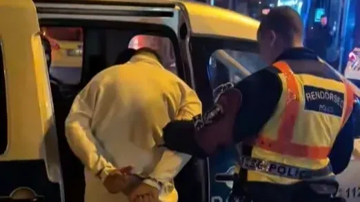 Megkéseltek egy 15 éves lányt a Peaches & Cream nevű budapesti szórakozóhely előtt – videóval