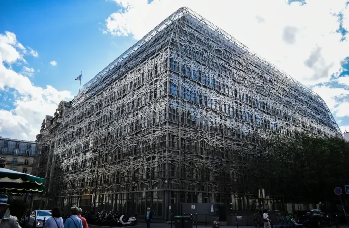 A híd közepén jött rá a nőre a gyötrő érzés. Miközben pisilt, a férfi eltakarta a kabátjával, de le sem vette róla a szemét