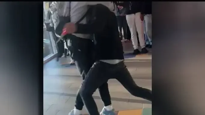 Dögölj meg, fehér r*banc” – megvertek, majd többször megszúrtak egy iskolást Atlantában