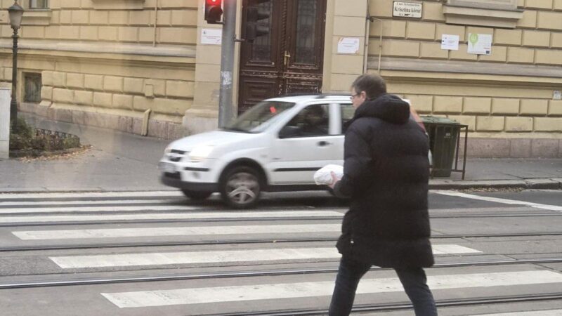 Karácsony magasról tesz a KRESZ-re, átvágtat a piroson, majd egy tilosban parkoló autóba száll