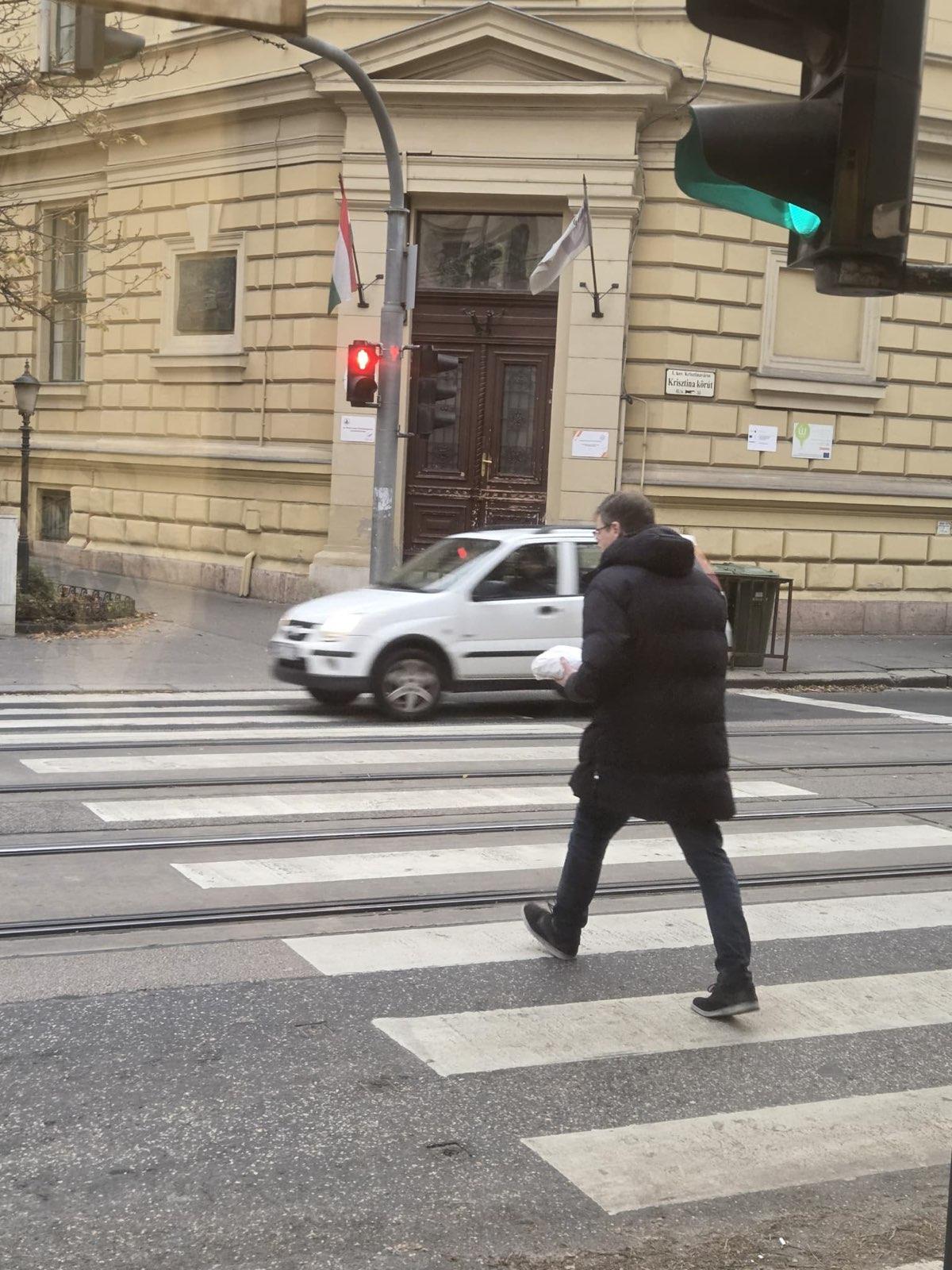 Karácsony magasról tesz a KRESZ-re, átvágtat a piroson, majd egy tilosban parkoló autóba száll