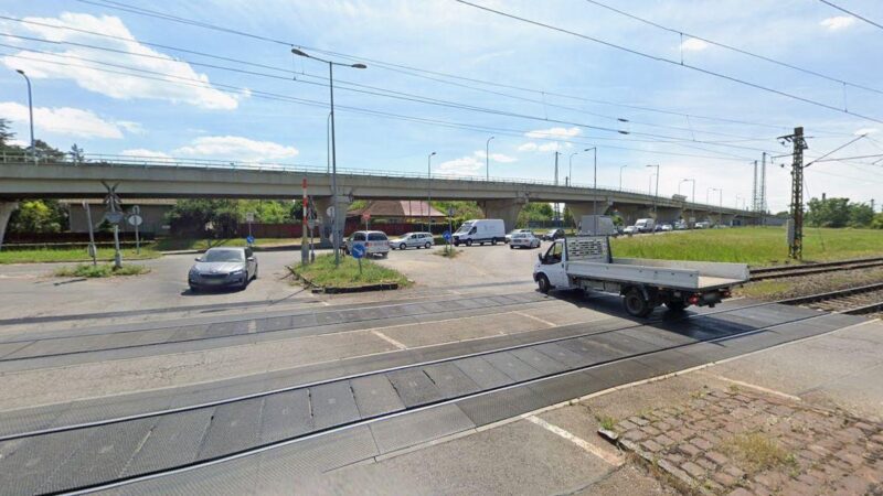 Száguldó vonat elé állt egy nő, pesti taxis mentett életet a vaksötétben