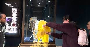 Tüntetők almás morzsasütivel és vaníliasodóval dobálták meg a birodalmi koronát Londonban