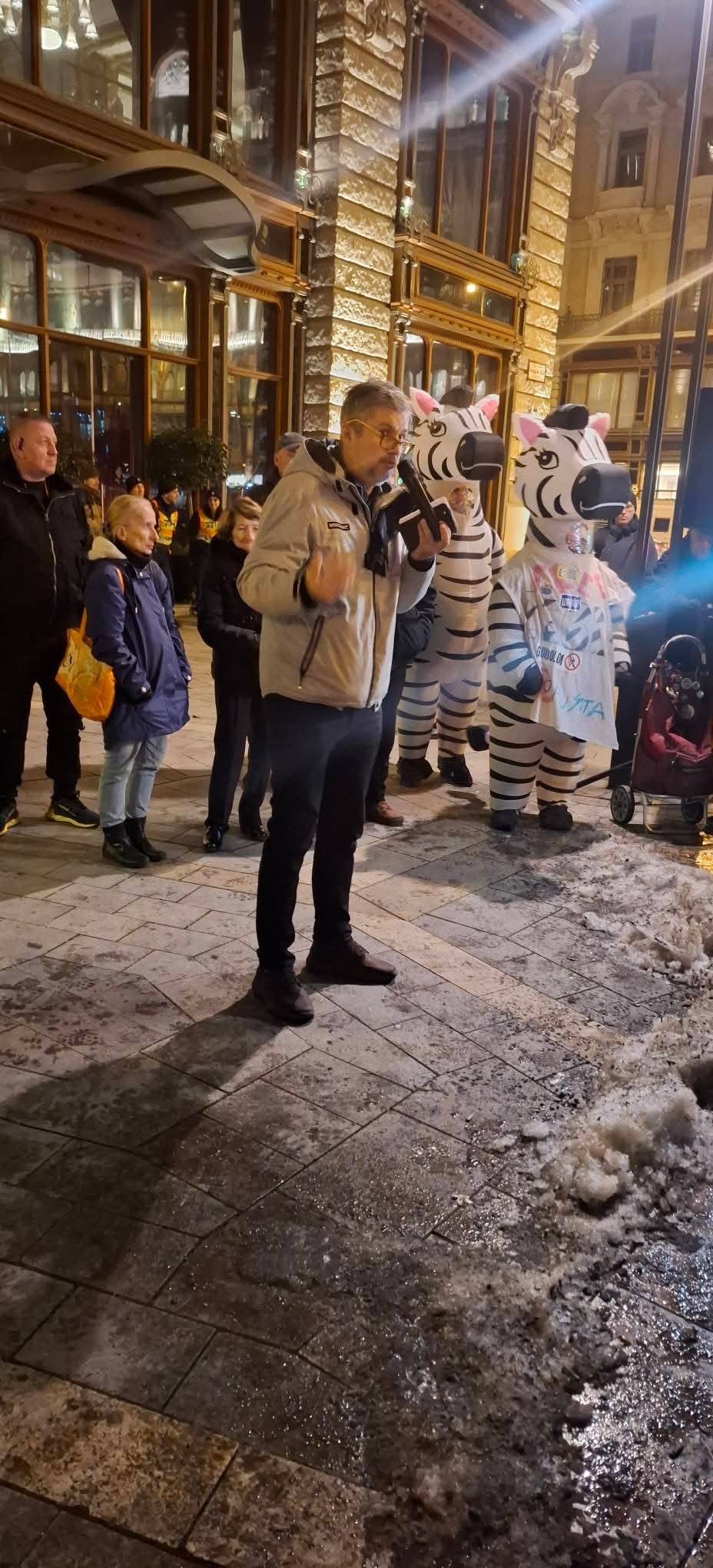 Ez megbolondult! Hadházy így szólt a tüntetőkhöz: Énekeljük el a Kossuth-nótát a zebrák emlékére, akiket Orbánék megettek majonézzel