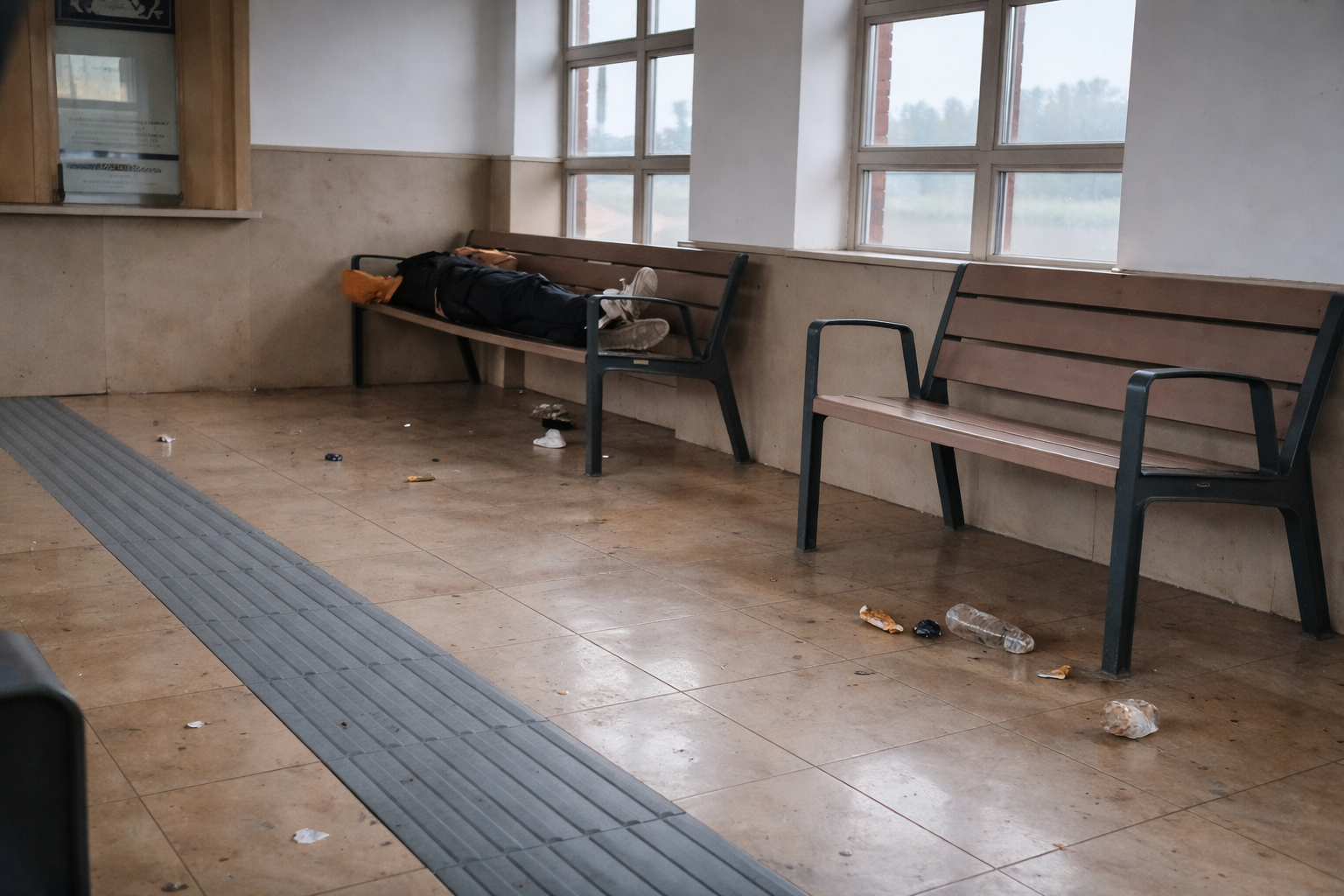 Amikor a váróterem már nem váró, hanem kockázati tényező – közegészségügy, közbiztonság és felelőtlenség a vasútállomásokon