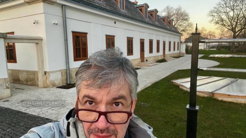 Hadházy elszabadult: Bemászott szelfizni a hatvanpusztai birtokra, majd ismét tüntetésre hívta követőit