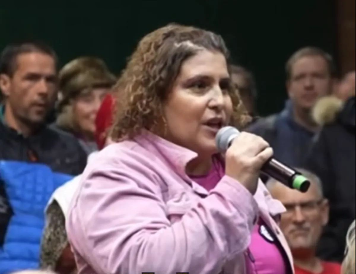 Pornósztárt küldött Lázár Jánoshoz Magyar Péter!