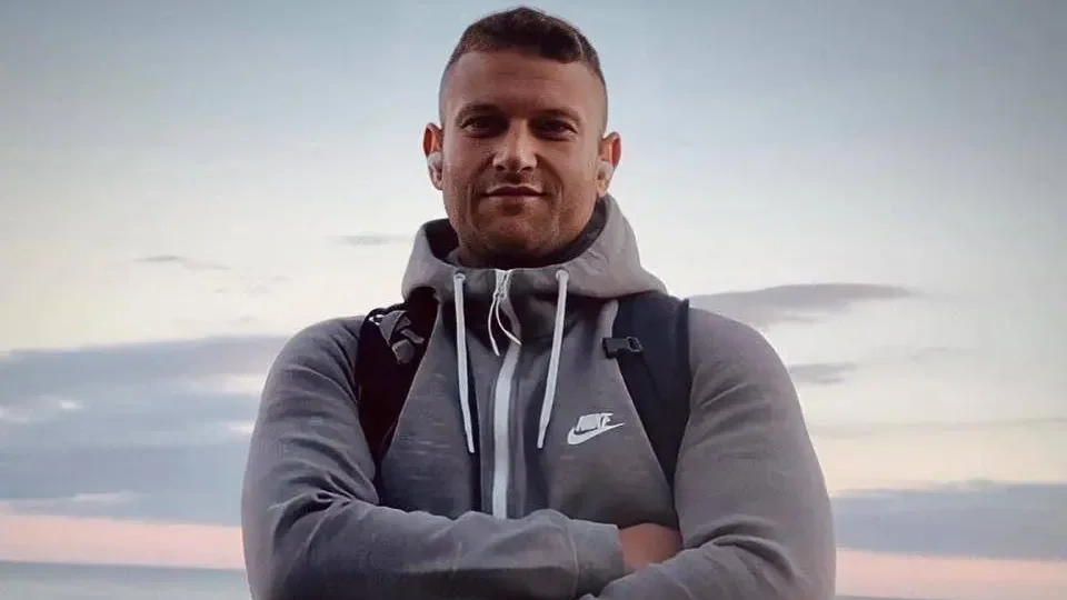 Tizennyolc hónap börtön két bejegyzésért