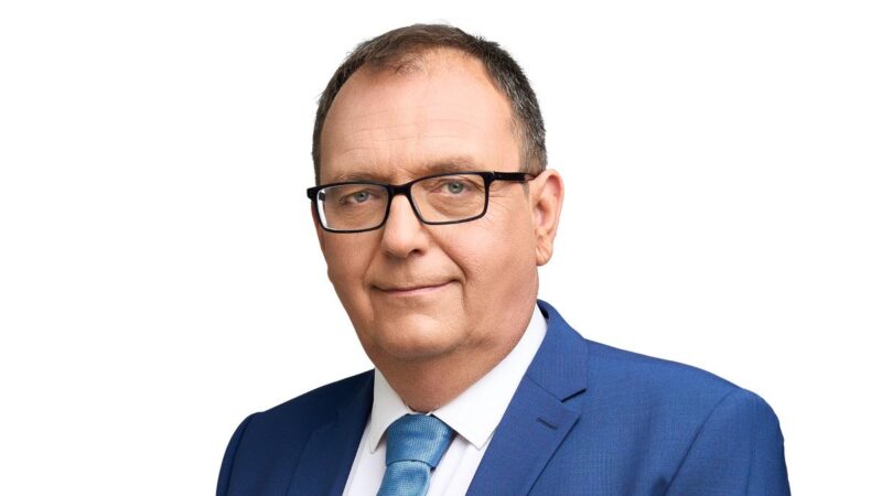 Házkutatás és őrizetbe vétel Dunaújvárosban, egymásnak feszülnek a politikai állítások